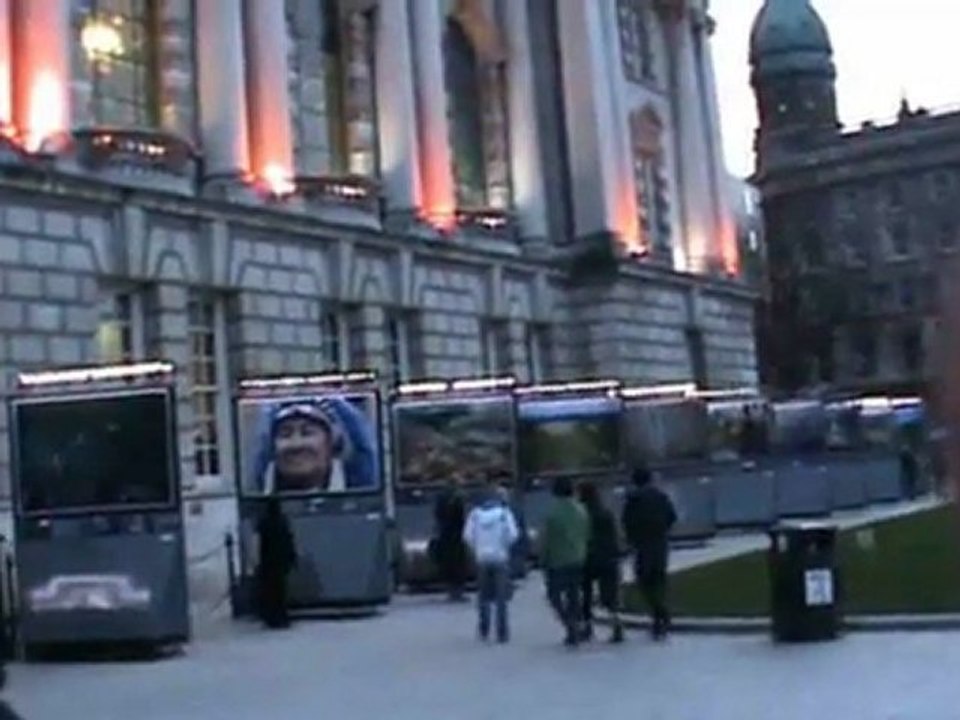 Das Rathaus von Belfast mit Umgebung, Nordirland, deutsch