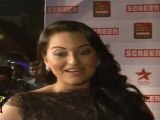 Sexy Sonakshi Shows Her Back At Star Screen Awards