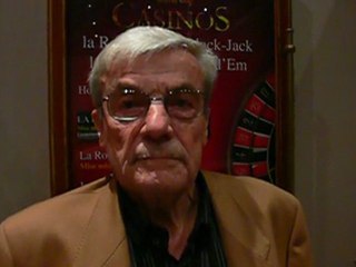 Yves Caignard reçoit la médaille de la jeunesse et des sports au casino de Roscoff