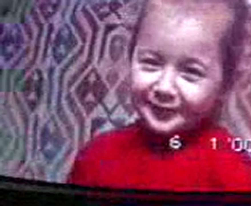 Minikcikk buuu çook tatlı amaaa :D Minik sezen :))