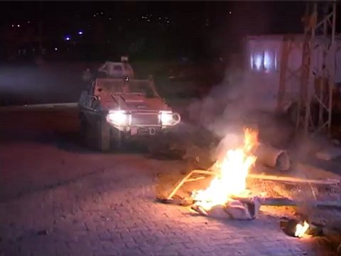 Hakkari’de askeri nöbet karşısında ateş yakıp askeri mevzileri taşlayan göstericilere polis müdahale etti.