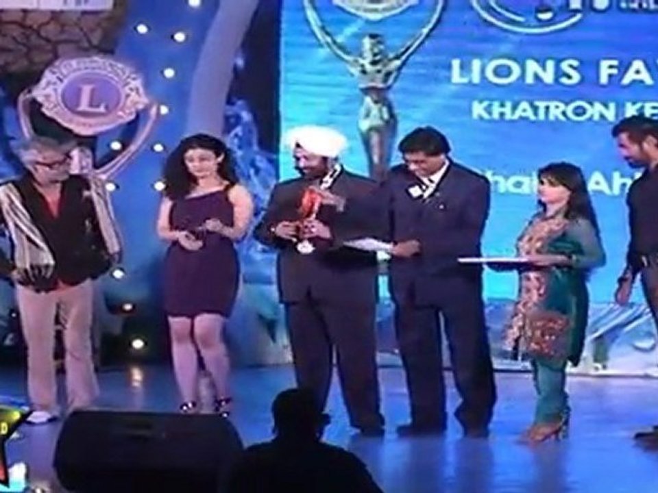 Very Hot Ragini Khanna At 17th Lions Club Gold Awards 2011
