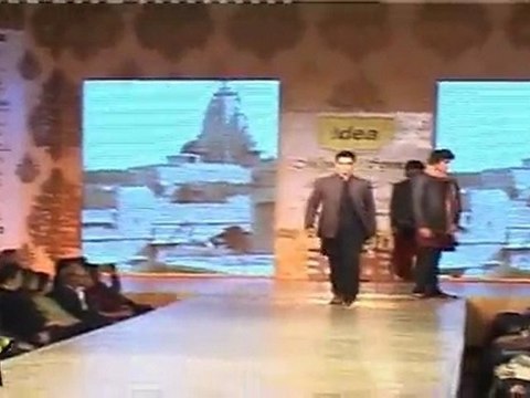 Very Hot Babe & Hunk Walks On Ramp
