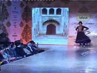 Very Hot Sameera & Amrita Rao Walks On Ramp At Mijwan Fashion Show