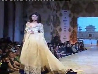 Download Video: Very Hot Shilpa Shetty Walks The Ramp At Mijwan Fashion Show