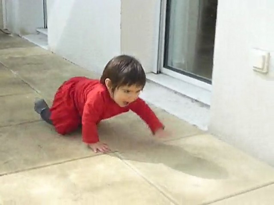 200311 Elya joue dehors