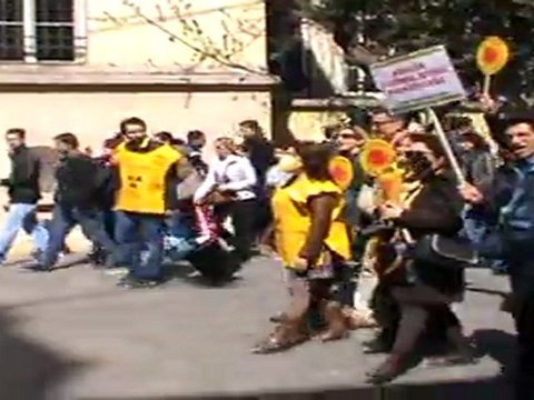 (1) - 26 Mart 2011 Cumartesi Günü Taksim Meydanında, İstanbul Mesleki Odalarının Katıldığı Nükleer Santralı Durduralım Yürüyüşü