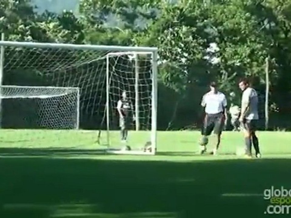 Ronaldinho skill in Flamengo training! The behind-the-goal goal