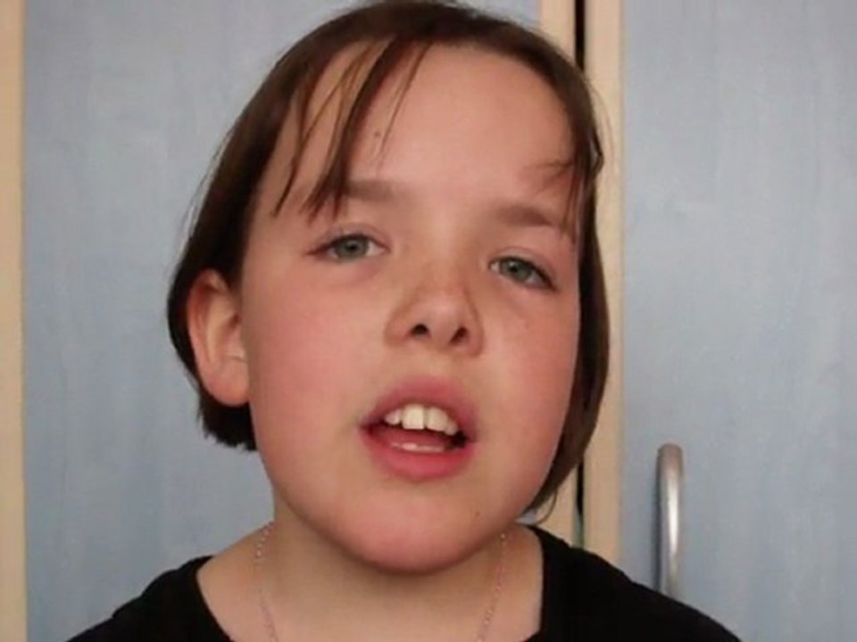 chloé qui chante  " qui a la droit " de patrick bruel