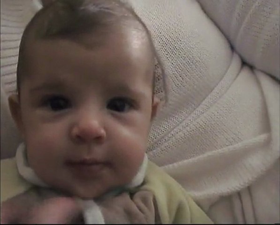 Thomas fait risette et grimace à papa :)