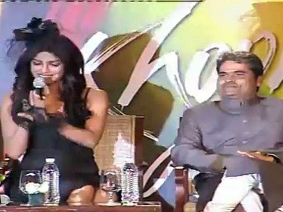 Very Hot  Priyanka Chopra Promotes '7 Khoon Maaf' At Grave Yard