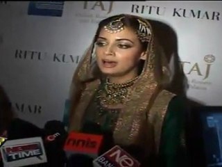 Very Hot Dia Mirza At Ritu Kumar fashion show