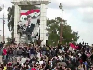Syrie: des manifestants arrachent un portrait de Bachar al-Assad