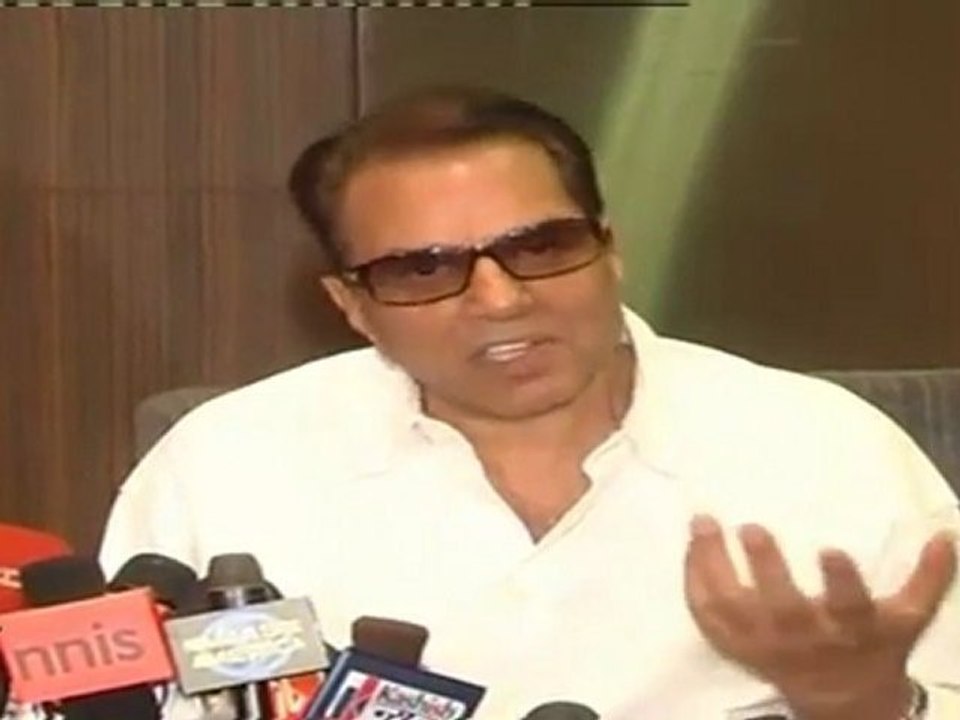 Dharmendra With Sunny & Bobby At Success Party Of 'Yamla Pagla Diwana'