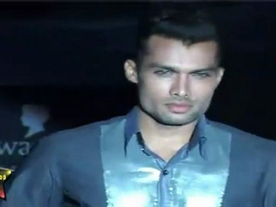 Very Sexy babe & Guys  Walks On ramp