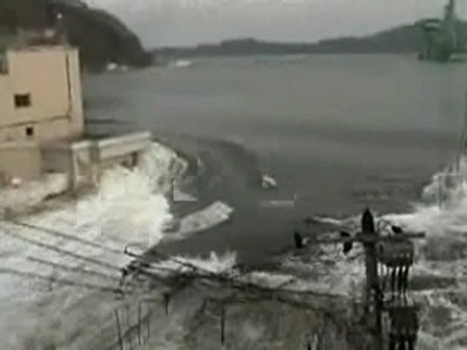 -  بالصوت والصورة  -  فيديو  صور جديدة لتسونامي اليابان المدمر