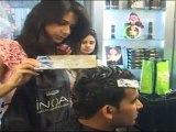 Zaheer Khan With Sexy Babe at Kromakay Salon