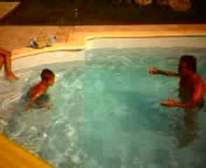 Loulou apprend à nager