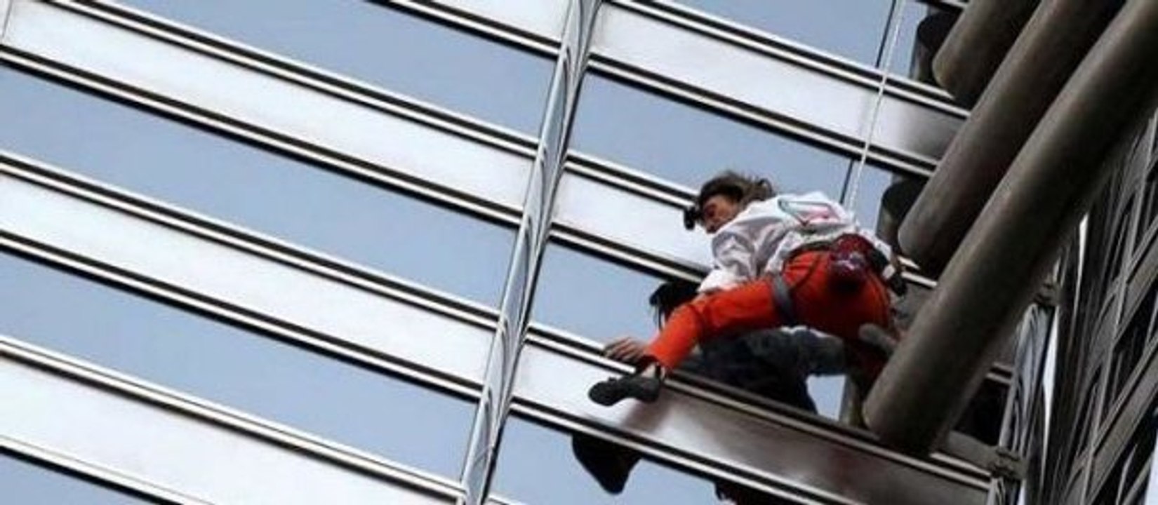 Le Spiderman français escalade la plus haute tour du monde à Dubaï