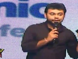 Shahrukh Khan Present Award To Manish For Band Baja BaratAt FICCI Frames 2011