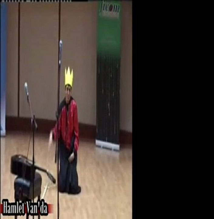 Bir Avuc Kahkaha Tiyatro Kulübü Ve Derneği'nin Videoları- Bir Avuç Kahkaha (Hamlet Van'da) [HQ]