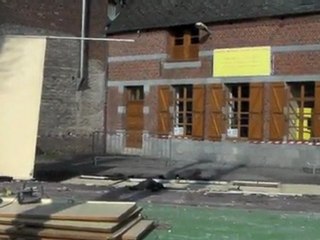 Démolition d'un préfabriqué à Ferrière-la-Grande