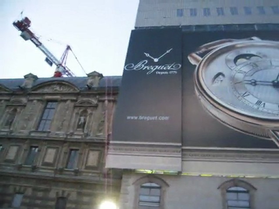 Publicité Breguet sur le musée du Louvre