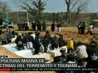 Sepultura masiva de víctimas de terremoto en Japón