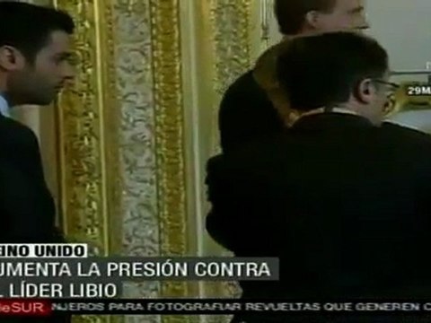 Aumenta presión sobre líder libio