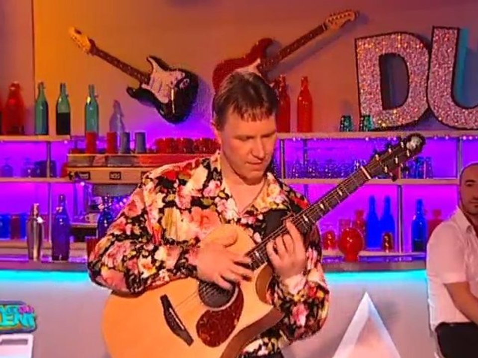 Vitaly Makukin joue de la country (guitare)