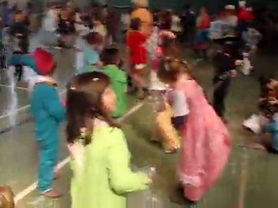 Avril 2011 - Carnaval école - bataille confettis