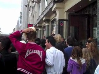 Séance de dédicaces  des candidats de l'émission de  "Carré ViiiP"