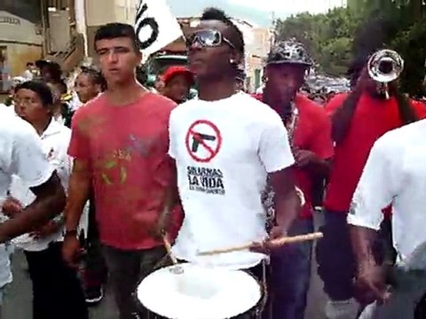 Jóvenes colombianos marchan contra la violencia