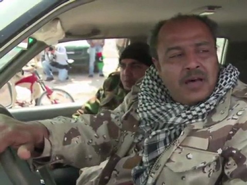 Outgunned Libyan rebels flee Ras Lanuf