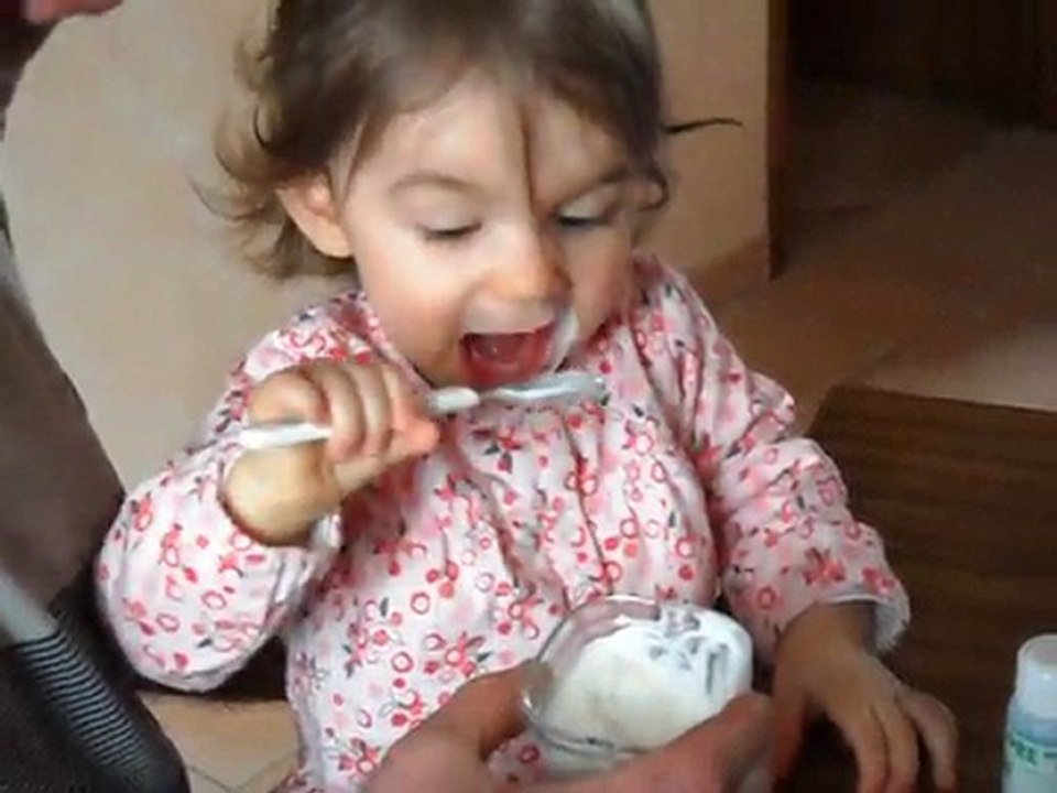 élina mange son yaourt seule