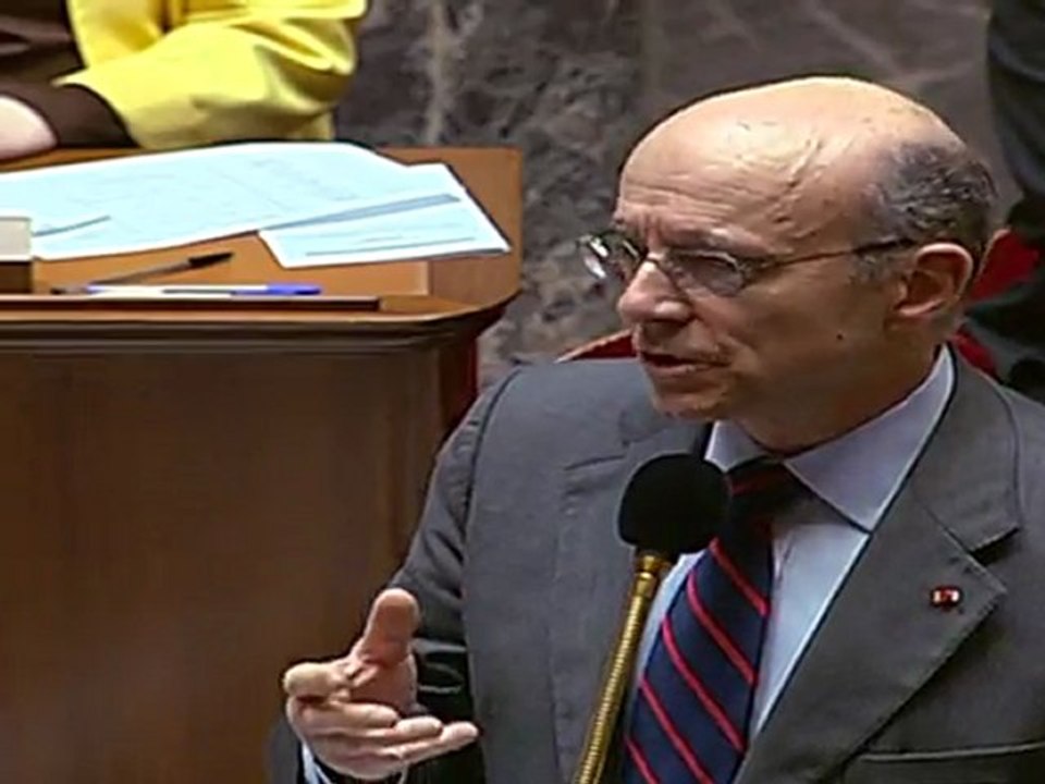 Alain Juppé : "premières défections autour de Kadhafi" en Libye