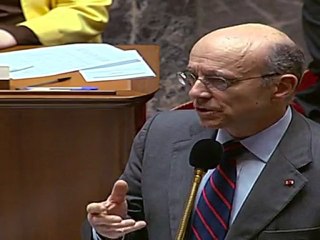 Alain Juppé : "premières défections autour de Kadhafi" en Libye