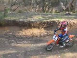 Jules toujours sur sa KTM commence a travailler les appuis ! et toujours pas 6 ans !!!