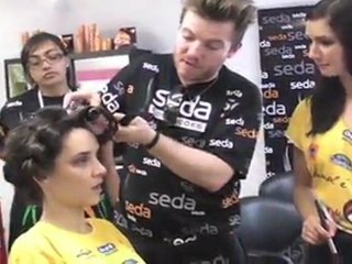 Tom Taw faz penteado no Camarote Contigo! Daniela Mercury