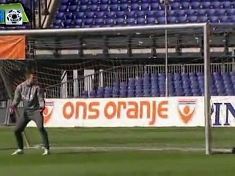 Ο Φαν Πέρσι δέχεται γκολ από τον γιο του