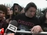 Le Petit Journal du 30/03/2011 : Les fans de Justin Bieber VS les fans de Slayer