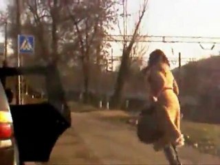 Жесть! Девушка мочит хачей на улицах Киева