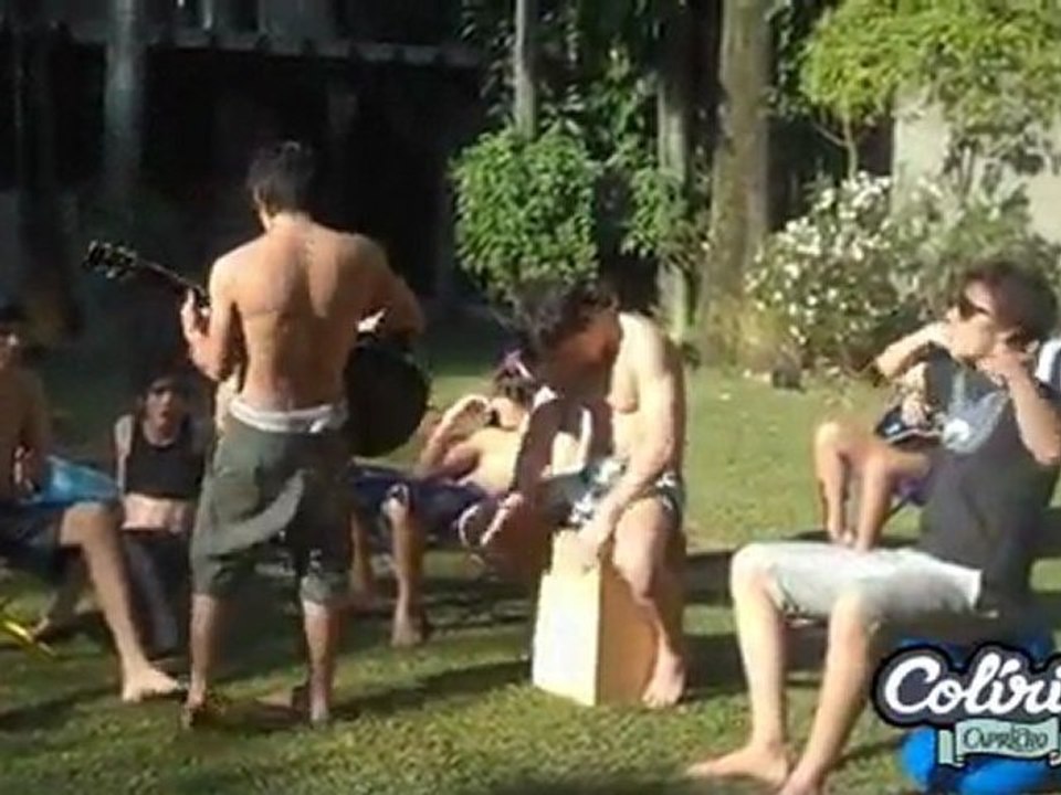 Colírios CAPRICHO tocam músicas no sol