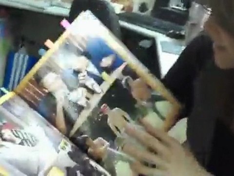 Karol dá uma folheada no especial Colírios CAPRICHO