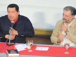 Chávez visita Uruguay y canta en acto en la Facultad de Medicina