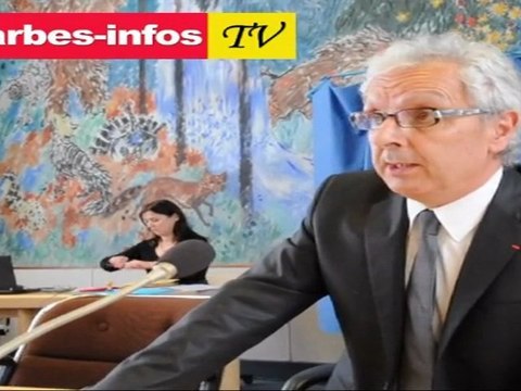 Michel Pélieu élu au 3e tour par 17 voix contre 16 voix à Josette Durrieu