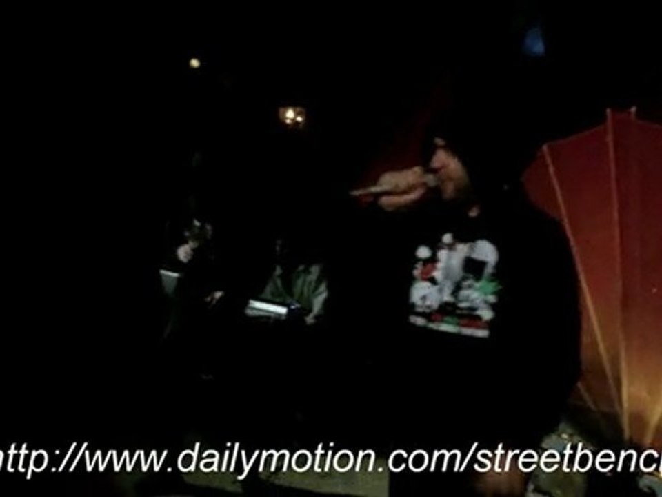 Live-2011-Laisse la place-greg-royakilla-street-bench