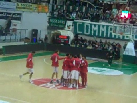 Η είσοδος των παικτών του Ολυμπιακού για την επίσημη προθέρμανση