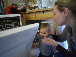 Timoté visite le lave-vaisselle