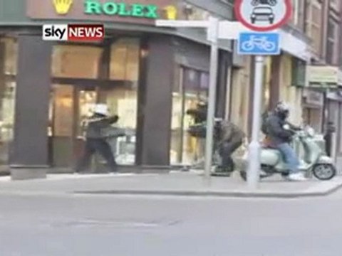 0153 - Super Mamie évite un braquage